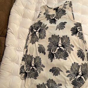Alfani black and white flowery long sleeveless shirt